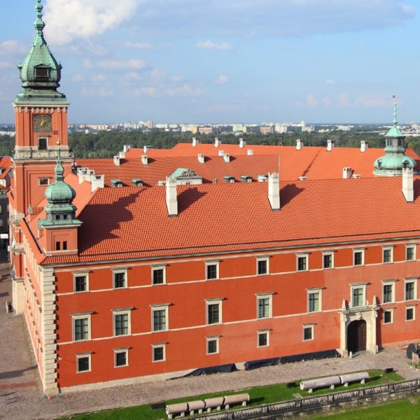 Dach z dachówki Creaton Sinfonie nadający budynkowi dostojny wygląd.