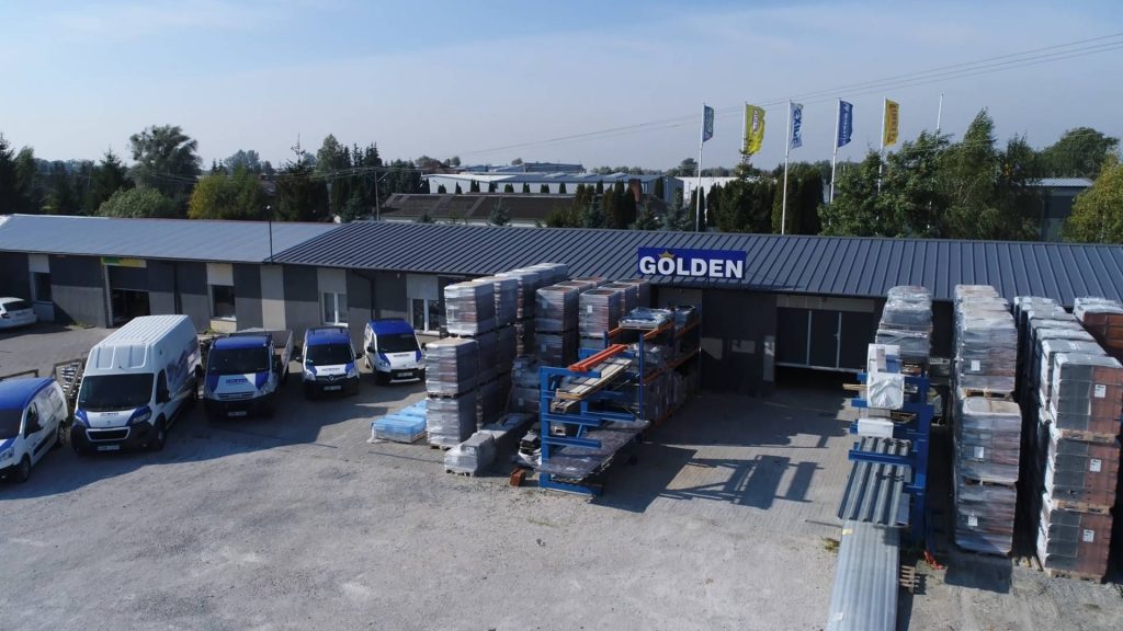 Siedziba oddziału firmy Golden w Elblągu, oferująca sprzedaż pokryć dachowych, okien, drzwi i usług montażowych