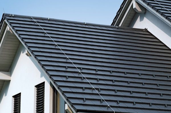 Budynek z dachem wykonanym z dachówki ceramicznej Creaton Domino