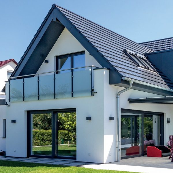 Realizacja dachu z płaskiej dachówki ceramicznej Creaton Domino w minimalistycznym wykończeniu