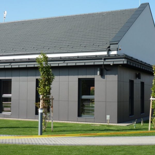 Dom z dachem pokrytym dachówką Creaton Domino w kolorze antracyt, nowoczesna architektura