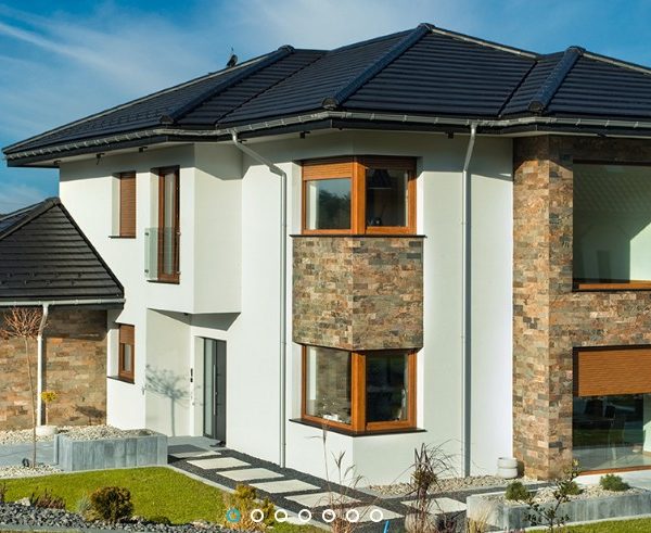 Realizacja dachu z płaskiej dachówki ceramicznej Creaton Simpla w eleganckim wykończeniu