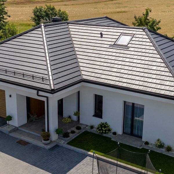 Realizacja domu z dachem z dachówki Creaton Simpla, nowoczesny design i prosta forma