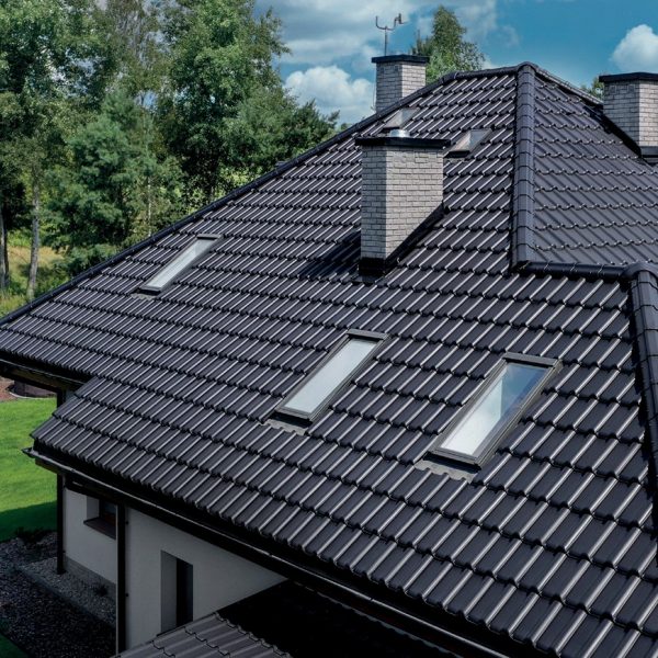 Dach wielospadowy kryty czarną dachówką Creaton Titania, ujęcie z lotu ptaka