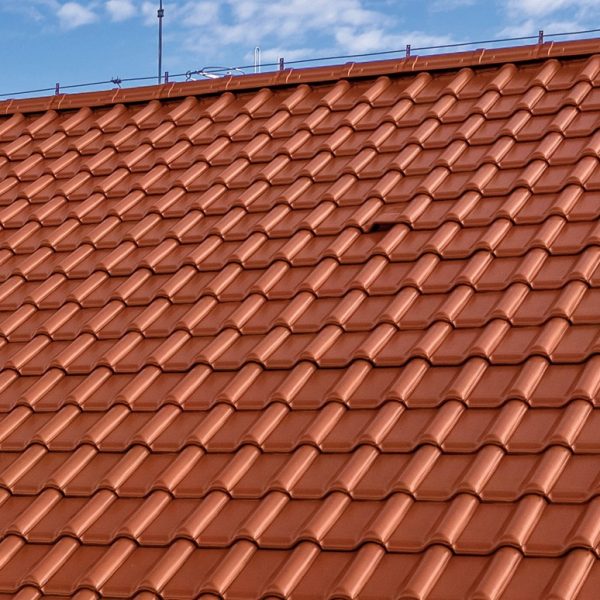 Budynek z dachem krytym dachówką Creaton Titania w kolorze naturalnej czerwieni, klasyczny styl