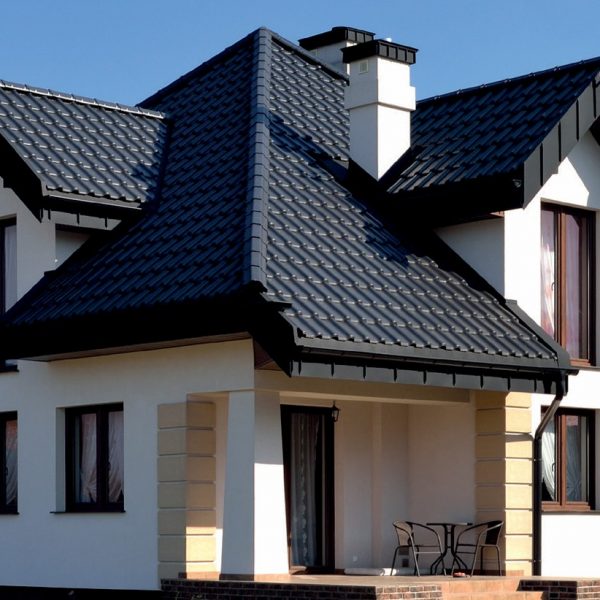 Realizacja wielospadowego dachu z dachówki ceramicznej Creaton Titania w kolorze czarnym