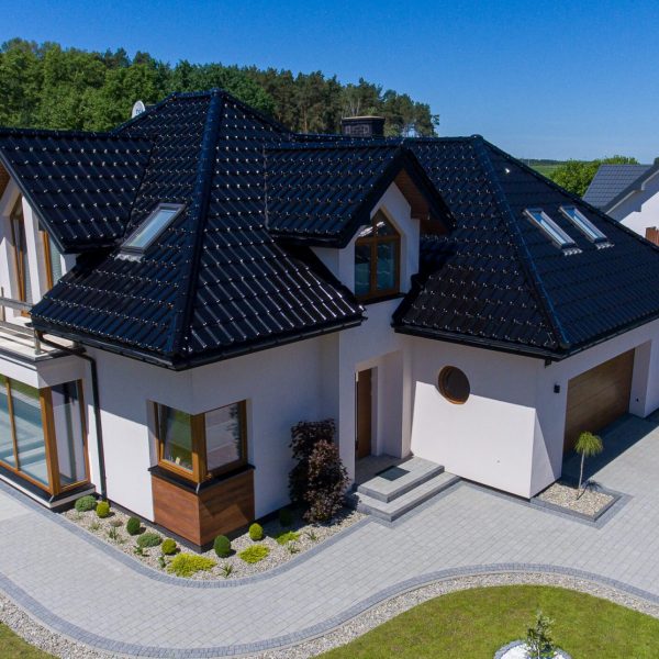 Dach z dachówki Creaton Titania w odcieniu grafitowym, perspektywa z lotu ptaka