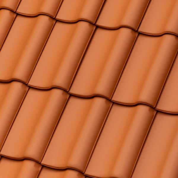 Detal ułożenia dachówki ceramicznej Röben Milano Natura, widoczny profil i struktura powierzchni