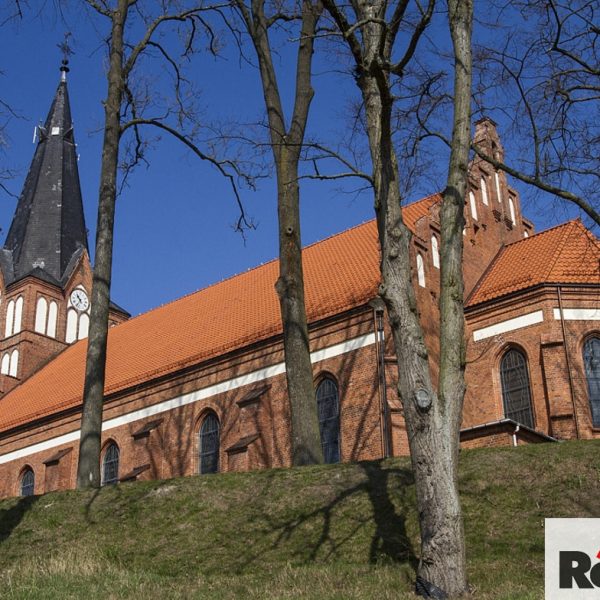 Dach kościoła pokryty dachówką Röben Milano w tradycyjnym czerwonym kolorze