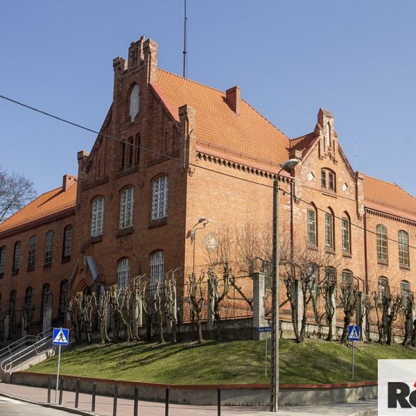 Renowacja dachu starego budynku z użyciem dachówki ceramicznej Röben Milano, widok panoramiczny
