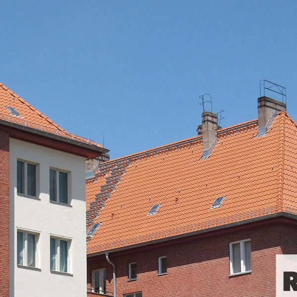 Dach budynku wielorodzinnego pokryty dachówką Röben Milano w tradycyjnym czerwonym odcieniu