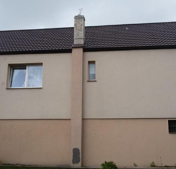 Realizacja z blachodachówką Ruukki Finnera czekoladowy brąz, harmonizującą z naturalnym otoczeniem.