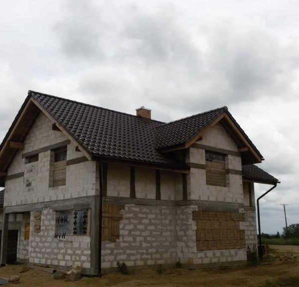 Pokrycie dachu dachówką Creaton Titania w wykończeniu brązowej glazury.
