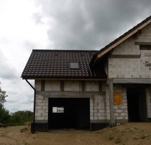 Brązowa dachówka glazurowana Creaton Titania na dachu, zapewniająca trwałość i estetykę.