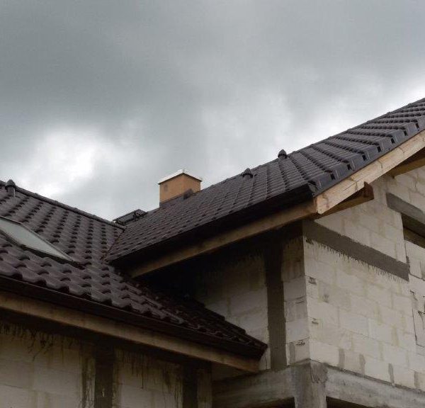 Realizacja z dachówką Creaton Titania brąz glazura, podkreślającą klasyczny charakter budynku.