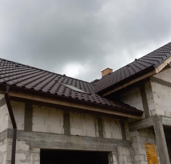 Dach dwuspadowy pokryty dachówką Creaton Titania w brązowej glazurze o eleganckim połysku.