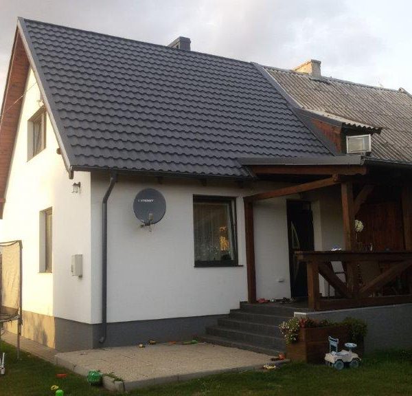 Blachodachówka Ruukki Finnera w kolorze grafit na dachu o prostej, symetrycznej konstrukcji.