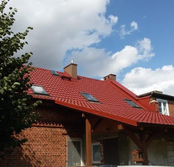 Blachodachówka modułowa Ruukki Finnera ceglasty Purex – odnowiony dach starego domu