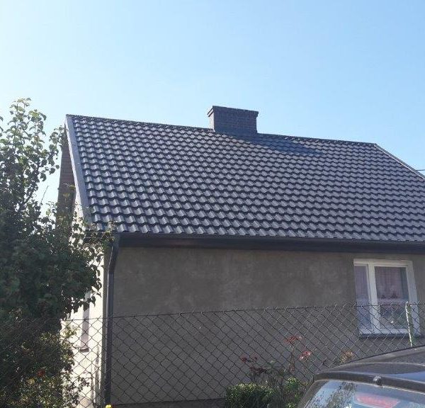 Grafitowa blachodachówka Ruukki Finnera na dachu o prostej, estetycznej formie.