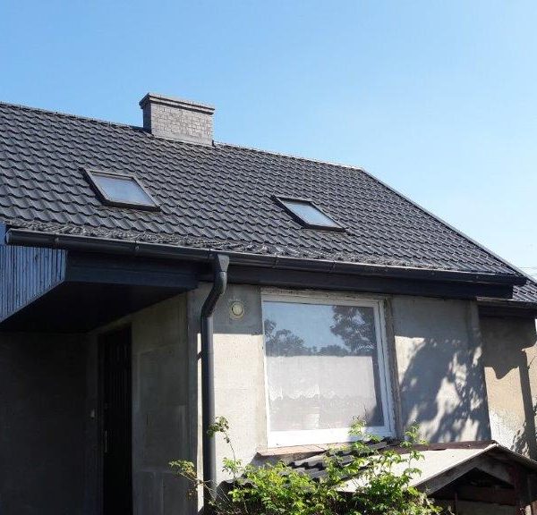 Realizacja z blachodachówką Ruukki Finnera grafit, nadającą nowoczesny charakter budynku.