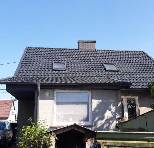 Dach pokryty blachodachówką Ruukki Finnera w eleganckim odcieniu grafitu.