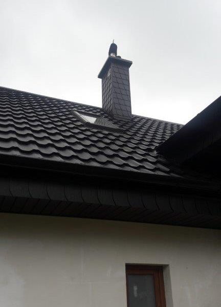 Pokrycie dachowe z blachodachówki Ruukki Finnera Purex czarna – trwałe i estetyczne