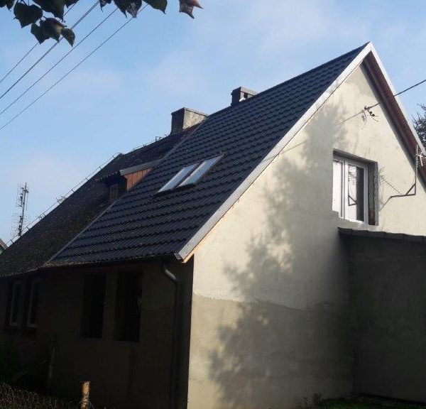Modernizacja starego domu – dach z blachodachówki modułowej Ruukki Finnera antracyt Purex