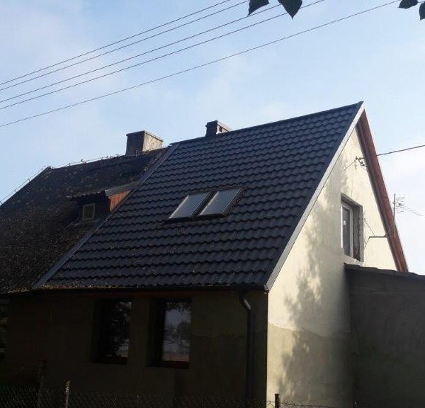 Blachodachówka modułowa Ruukki Finnera antracyt Purex – odnowiony dach starego domu