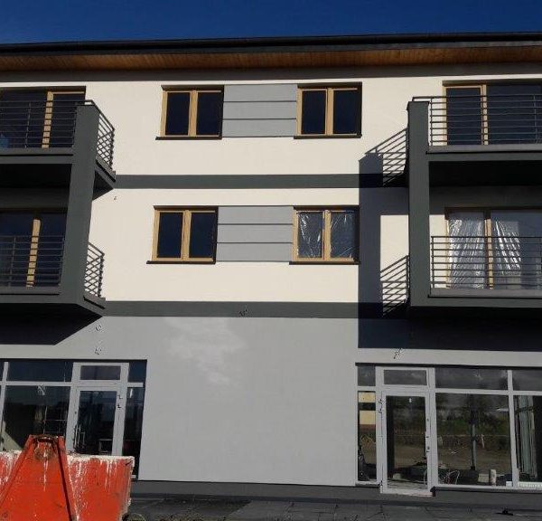 Budynek piętrowy z dachem z dachówki Braas Celtycka Cisar w kolorze grafitowym