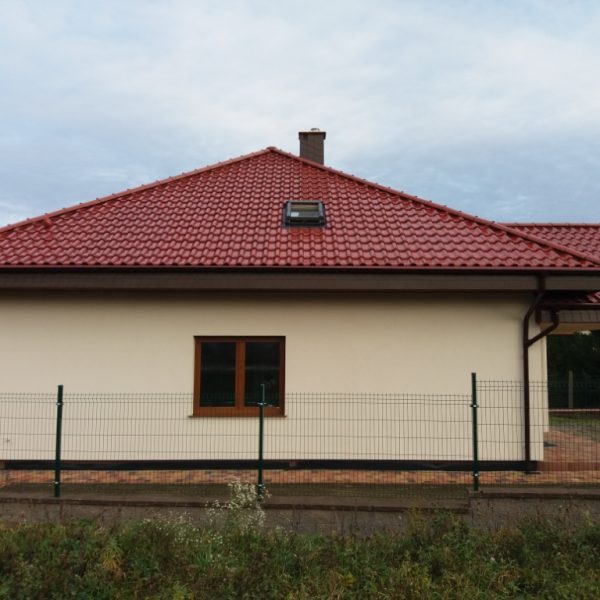 Dach pokryty dachówką Creaton Premion kasztan w eleganckiej glazurze o połyskującym wykończeniu