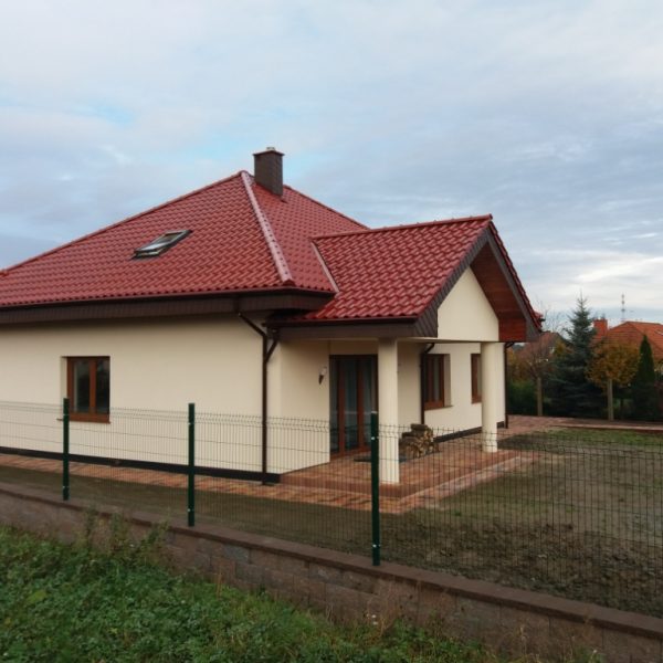 Realizacja z dachówką Creaton Premion kasztan glazurowany, nadającą budynkowi prestiżowy wygląd.