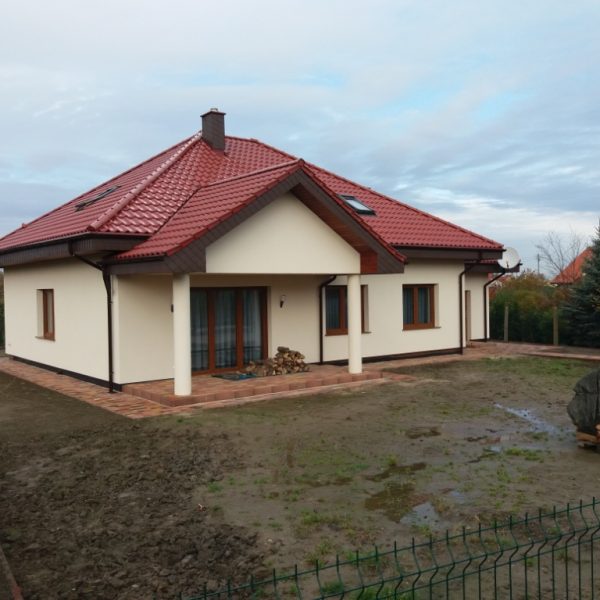 Kasztanowa glazurowana dachówka Creaton Premion na dachu o klasycznej formie.