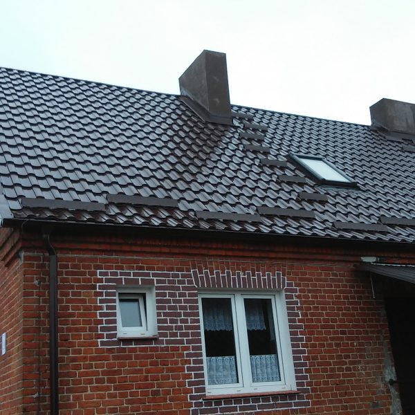 Brązowa, połyskująca blachodachówka Ruukki Adamante na dachu o klasycznej formie.