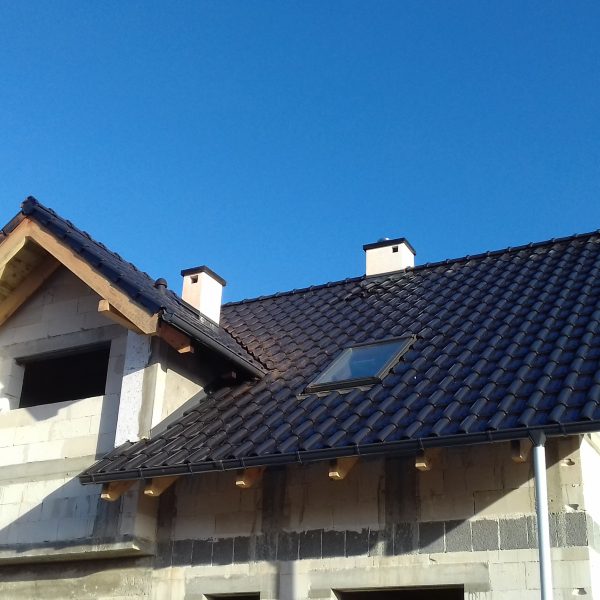 Grafitowa dachówka Roben Monza Plus na dachu o klasycznej, falistej formie.