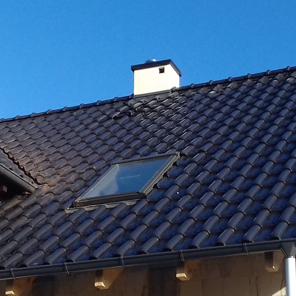 Realizacja z dachówką Roben Monza Plus grafit, nadającą budynkowi nowoczesny i prestiżowy wygląd.