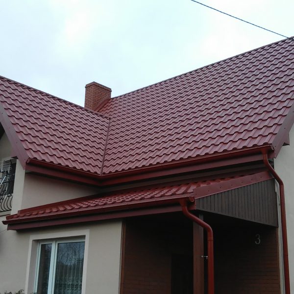 Realizacja z blachodachówką Ruukki Adamante Purex wiśnia, nadającą budynkowi prestiżowy wygląd.
