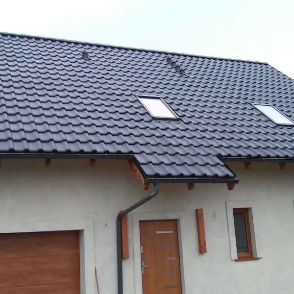 Realizacja z dachówką Creaton Titania czarna angoba, nadającą budynkowi elegancję i nowoczesny charakter.