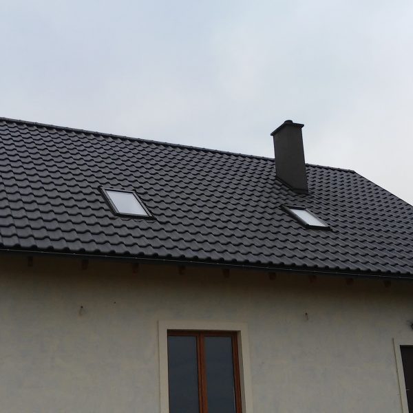 Pokrycie dachu dachówką Creaton Titania łupek angoba, harmonizujące z elewacją.