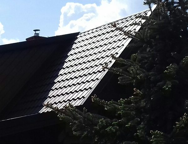 Dach z blachodachówki Ruukki Finnera w odcieniu brązu, o klasycznej, falistej formie.