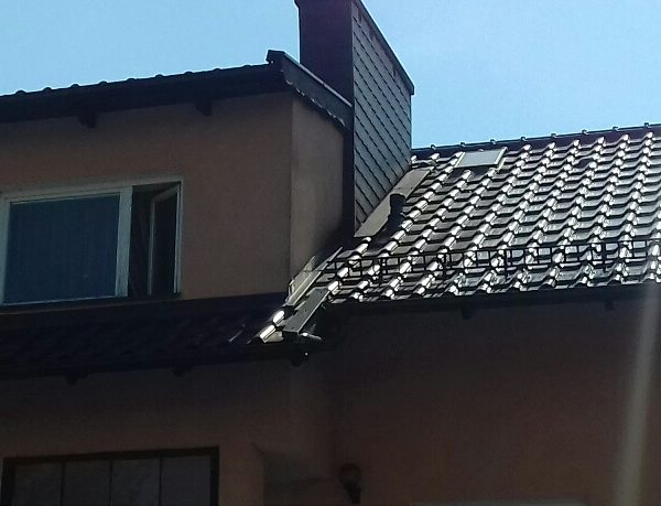 Dach pokryty dachówką Röben Monza Plus w kolorze Tobago, o eleganckim wykończeniu.