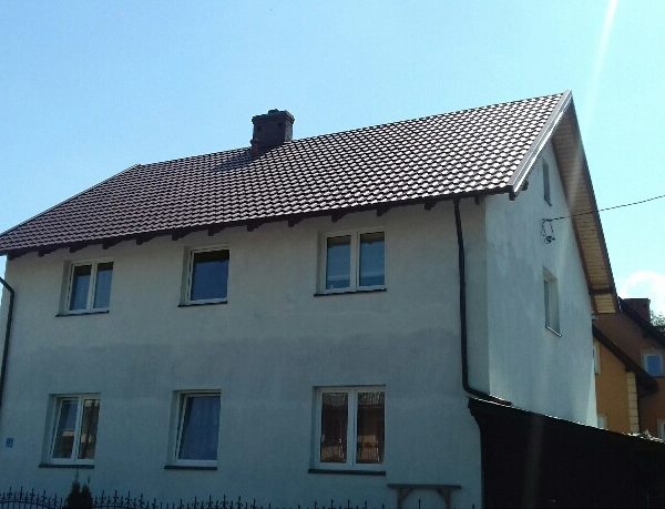 Dach pokryty blachodachówką Ruukki Finnera w głębokim, wiśniowym odcieniu.