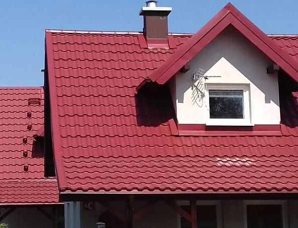 Wiśniowa blachodachówka Ruukki Finnera na dachu o klasycznej formie.