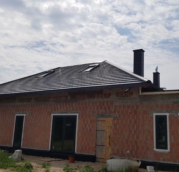 Realizacja z dachówką Creaton Domino łupek glazura, nadającą połysk i nowoczesny wygląd.