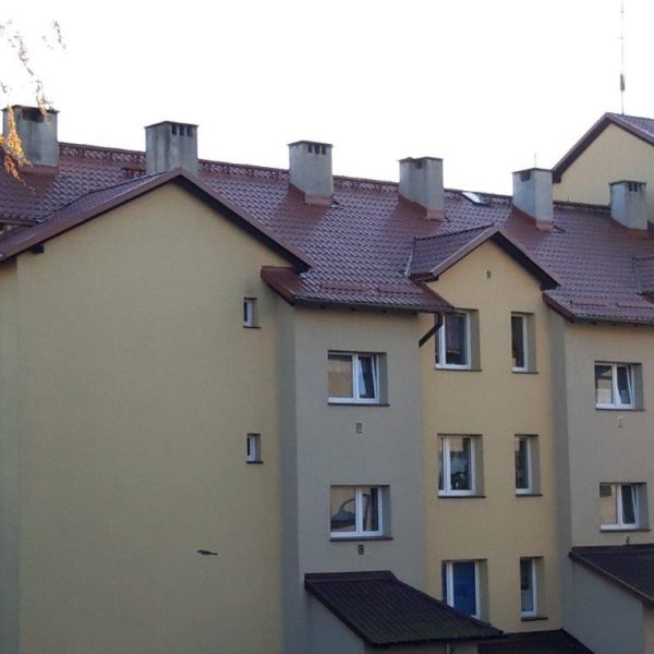 Dach z blachodachówki Ruukki Monterrey w kolorze ceglastym na bloku