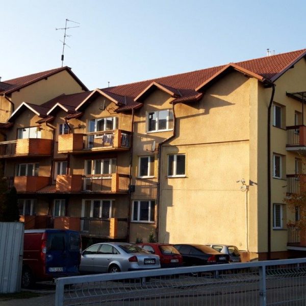 Ruukki Monterrey cegła – pokrycie dachowe na budynku wielorodzinnym