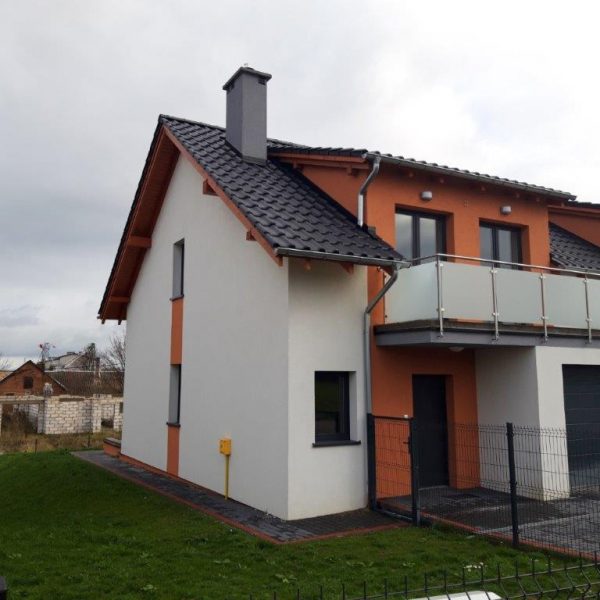 Dach bliźniaka w czarnej angobie Creaton Titania, łączący elegancję i trwałość w minimalistycznej formie.