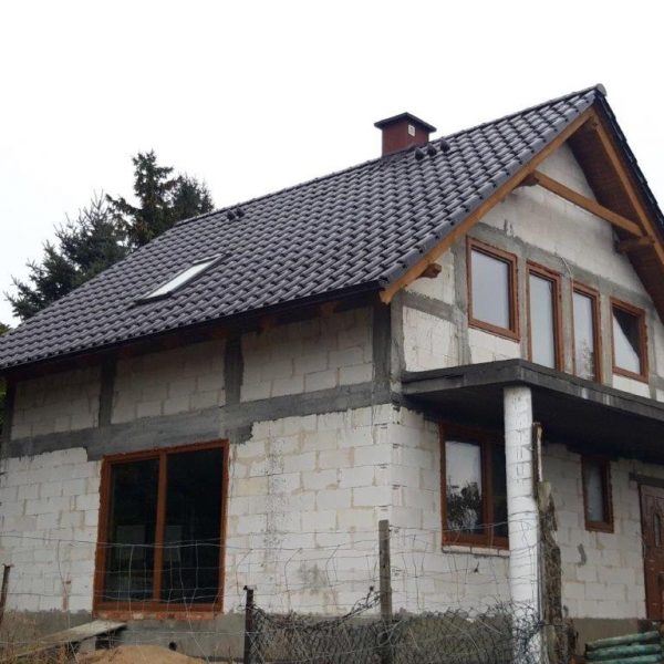 Realizacja dachu z glazurowanej dachówki Creaton Titania w odcieniu brązu