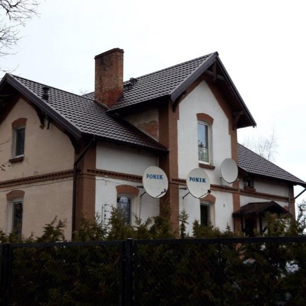 Realizacja dachu z blachodachówki modułowej Ruukki Finnera w odcieniu czekoladowy–brąz