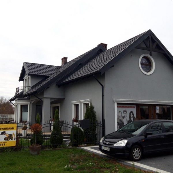 Realizacja dachu z czarnej blachodachówki modułowej Ruukki Finnera Purex