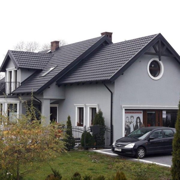 Czarny dach z blachodachówki Ruukki Finnera Purex – klasyczne profilowanie i trwałe wykończenie